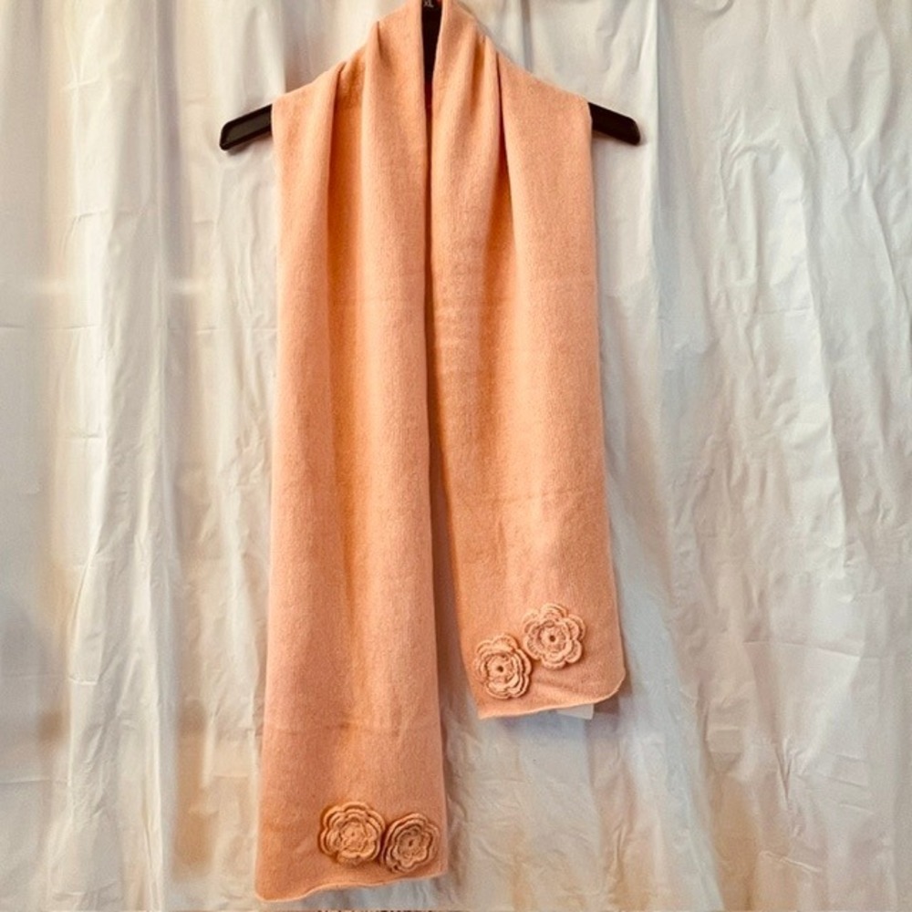 Saks Fifth Avenue Off 5th Melon Lambswool Angora Scarf Crochet Flowers NWT